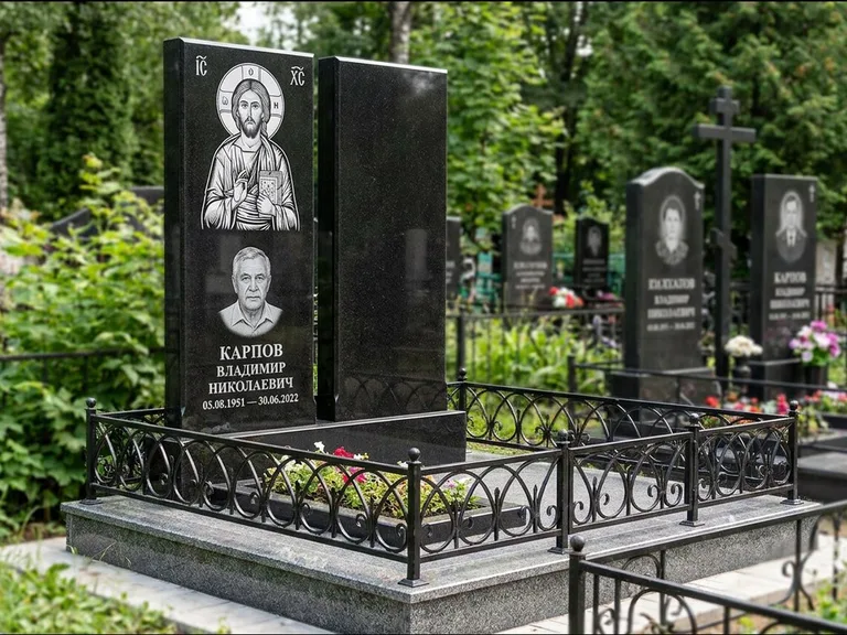 Памятник с гравировкой иконы — Казанская икона Божией Матери на стеле, работа «Богданова» в Екатеринбурге