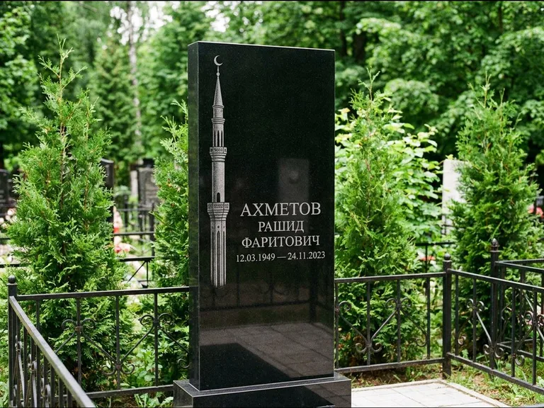 Мусульманский памятник с гравировкой мечети — минарет с полумесяцем у края стелы, работа «Ахметов» в Екатеринбурге