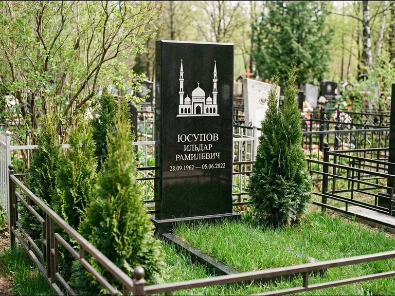 Мусульманский памятник с гравировкой мечети — силуэт мечети с двумя минаретами над именем, работа «Юсупов» в Екатеринбурге