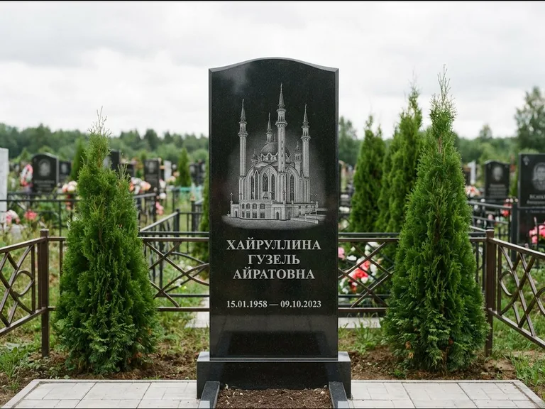 Мусульманский памятник с гравировкой мечети — мечеть Кул-Шариф на обороте стелы, работа «Хайруллина» в Екатеринбурге