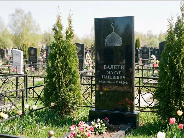 Мусульманский памятник с гравировкой мечети — купол с полумесяцем в верхней части, работа «Валеев» в Екатеринбурге