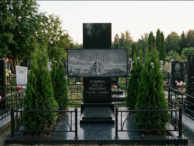 Мусульманский памятник с гравировкой мечети — панорама мечети во всю ширину стелы, работа «Сафина» в Екатеринбурге