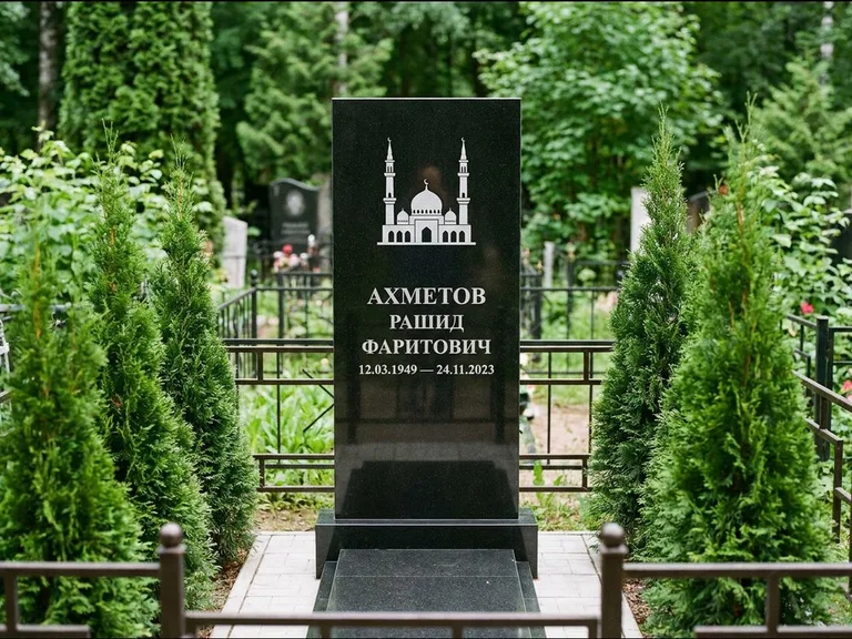 Мусульманский памятник с гравировкой мечети — силуэт мечети с двумя минаретами над именем, работа «Ахметов» в Екатеринбурге