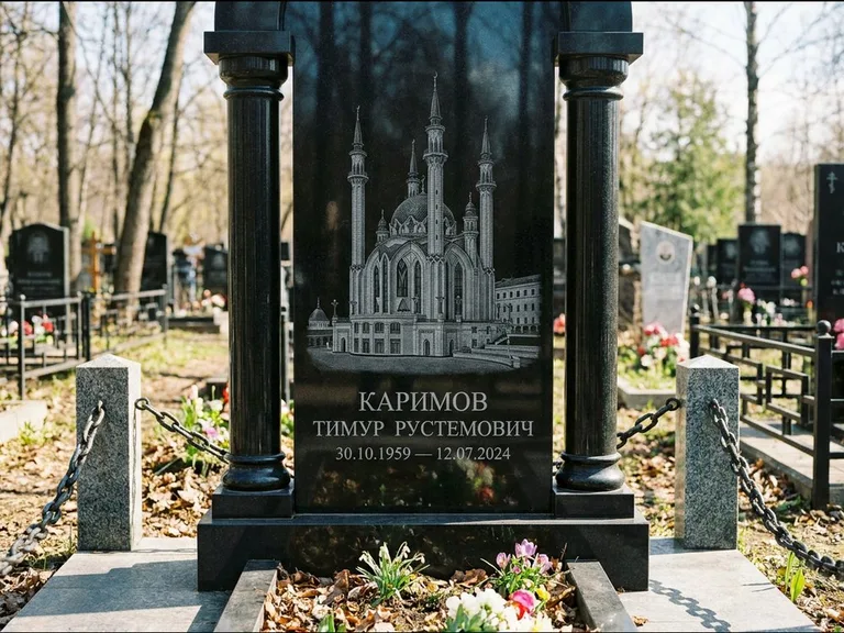 Мусульманский памятник с гравировкой мечети: стела с колоннами-минаретами по бокам — детализированная гравировка мечети Кул-Шариф, гранитные столбики с провисающей цепью, работа «Каримов» в Екатеринбурге