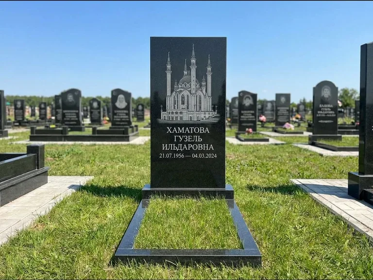 Мусульманский памятник с гравировкой мечети: небольшая скромная одиночная стела — золочёная гравировка мечети, аккуратный участок с газоном, работа «Нигматуллина» в Екатеринбурге