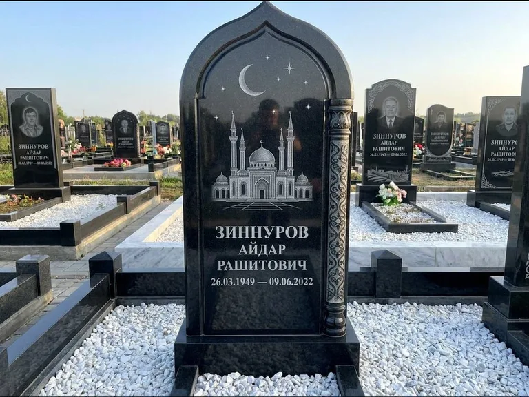 Мусульманский памятник с гравировкой мечети: стела с михраб-верхом и резной боковой колонной — детализированная гравировка мечети Кул-Шариф, белая мраморная крошка, работа «Ахметов» в Екатеринбурге