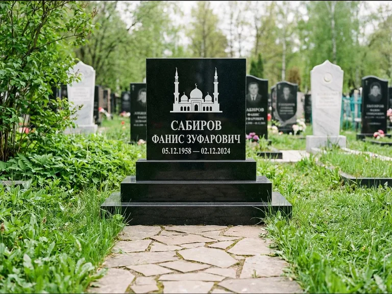 Мусульманский памятник с гравировкой мечети: ступенчатая трёхуровневая стела — золочёная гравировка мечети, дорожка из природного плитняка, работа «Юсупов» в Екатеринбурге