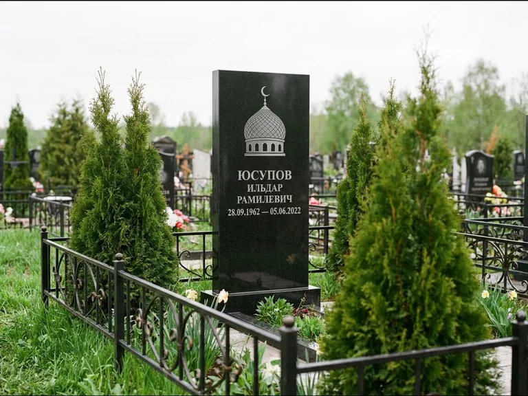 Мусульманский памятник с гравировкой мечети — купол с полумесяцем в верхней части, работа «Юсупов» в Екатеринбурге
