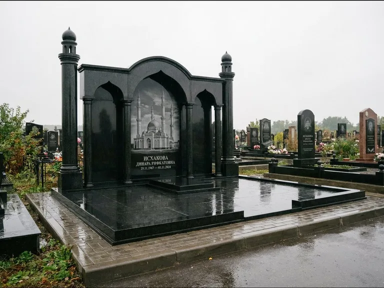Мусульманский памятник с гравировкой мечети: семейный мемориал с колоннами-минаретами и аркой — золочёная гравировка мечети, большая мощёная площадка, работа «Абдуллаева» в Екатеринбурге
