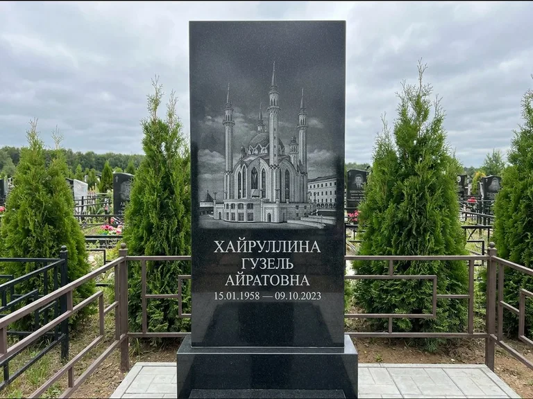 Мусульманский памятник с гравировкой мечети — панорама мечети во всю ширину стелы, работа «Хайруллина» в Екатеринбурге