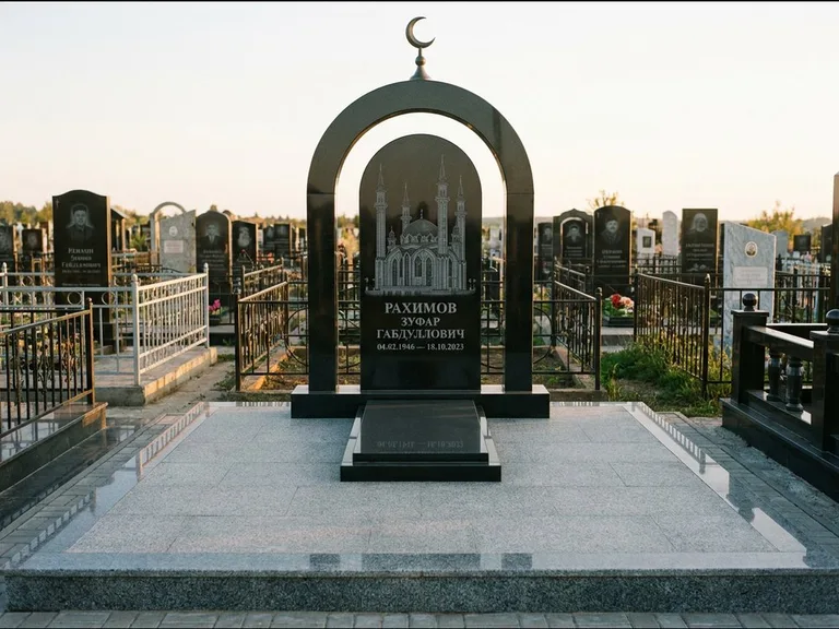 Мусульманский памятник с гравировкой мечети: монументальная стела-арка с полумесяцем на вершине — детализированная гравировка мечети Кул-Шариф, мощёная гранитная площадка с бордюром, работа «Юсупов» в Екатеринбурге