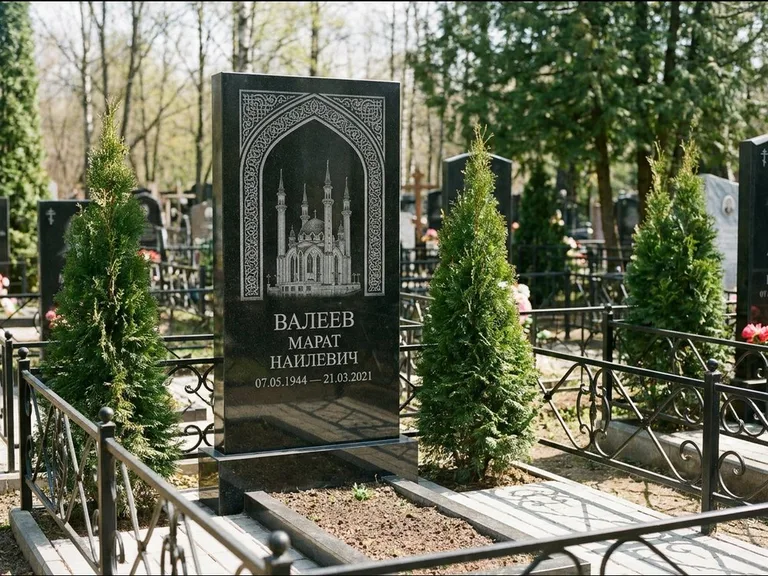Мусульманский памятник с гравировкой мечети — мечеть в восточной арке с орнаментом, работа «Валеев» в Екатеринбурге