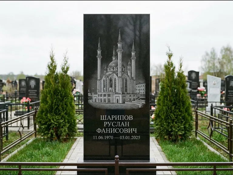 Мусульманский памятник с гравировкой мечети — мечеть Кул-Шариф на обороте стелы, работа «Шарипов» в Екатеринбурге