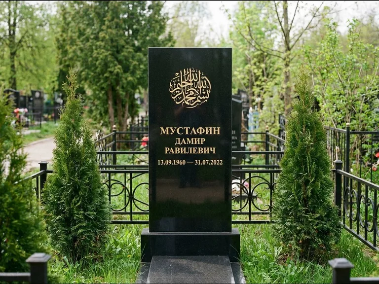 Мусульманский памятник — шахада в верхней части стелы, работа «Мустафин» в Екатеринбурге