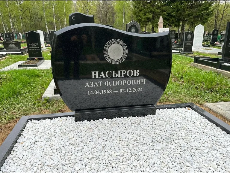 Мусульманский памятник: стела с волнообразным скошенным верхом — гравировка мечети под полумесяцем и звёздами, белая мраморная крошка с бордюром, работа «Насыров» в Екатеринбурге