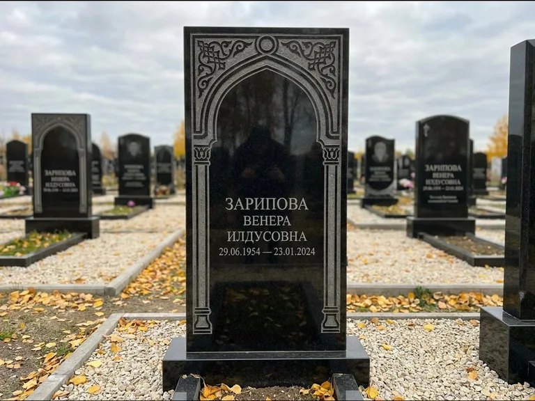 Мусульманский памятник: фигурная стела с михраб-нишей — гравировка мечети в михраб-арке с орнаментом, светлая гравийная отсыпка, работа «Зарипова» в Екатеринбурге
