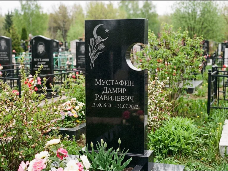 Мусульманский памятник: стела с боковым вырезом в форме полумесяца — гравировка минарета с полумесяцем, низкие кусты в цвету, работа «Мустафин» в Екатеринбурге