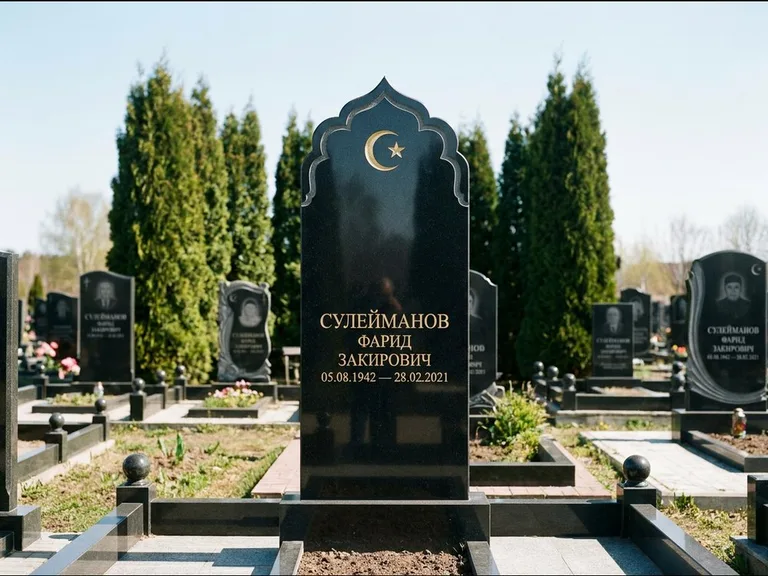 Мусульманский памятник: стела с резным восточным навершием-пиштаком — белая гравировка силуэта мечети с минаретами, высокие туи полукругом, работа «Сулейманов» в Екатеринбурге