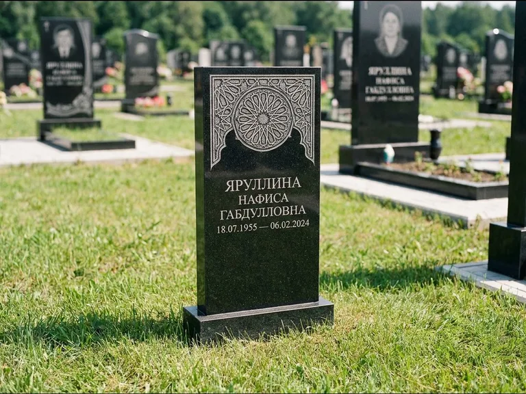 Мусульманский памятник: небольшая скромная невысокая стела — золочёная гравировка мечети, аккуратный участок с газоном, работа «Фахрутдинова» в Екатеринбурге