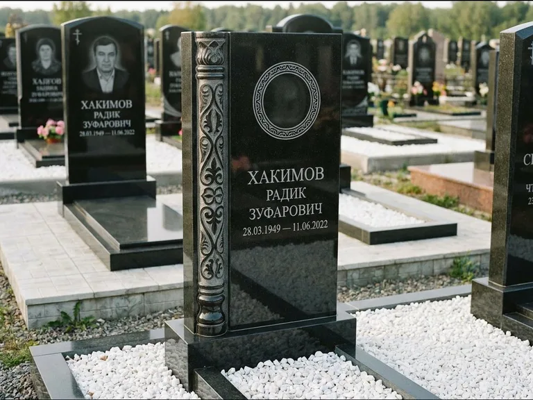 Мусульманский памятник: стела с боковой резной орнаментальной колонной — детализированная гравировка мечети Кул-Шариф, белая мраморная крошка, работа «Хабибуллин» в Екатеринбурге