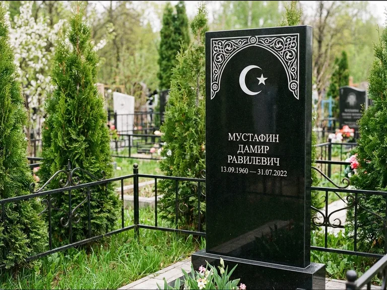 Мусульманский памятник — полумесяц со звездой и орнамент-бордюр, работа «Мустафин» в Екатеринбурге