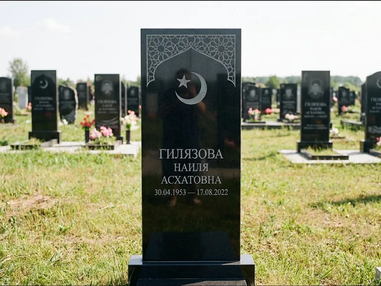 Мусульманский памятник: узкая вертикальная стела-пилон с полумесяцем — гравировка мечети в михраб-арке с орнаментом, открытая лужайка без ограды, работа «Ибрагимова» в Екатеринбурге