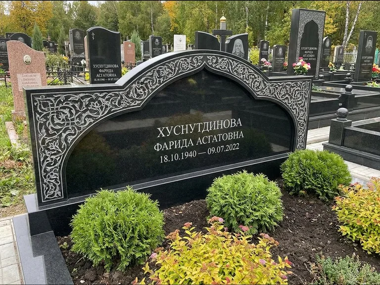 Мусульманский памятник: вытянутая горизонтальная семейная стела с аркой — белая гравировка силуэта мечети с минаретами, участок с декоративными кустами, работа «Зарипова» в Екатеринбурге