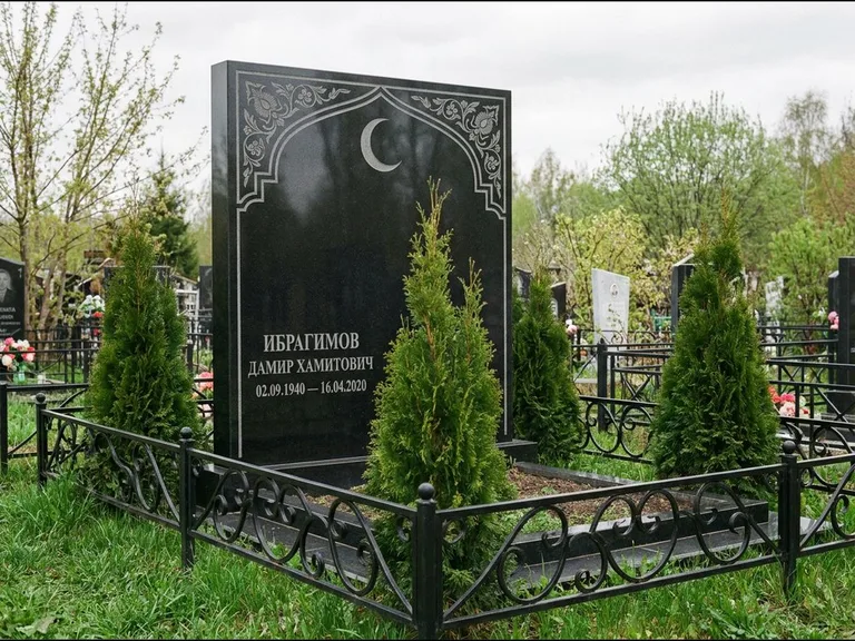 Памятник с гравировкой полумесяца — гравировка полумесяца в восточной арке с орнаментом, работа «Ибрагимов» в Екатеринбурге