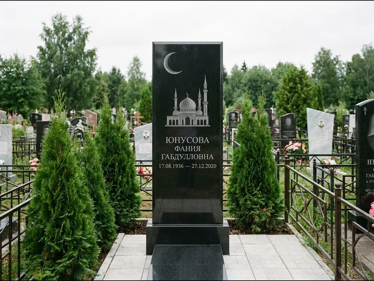 Памятник с гравировкой полумесяца — гравировка полумесяца над силуэтом мечети, работа «Юнусова» в Екатеринбурге