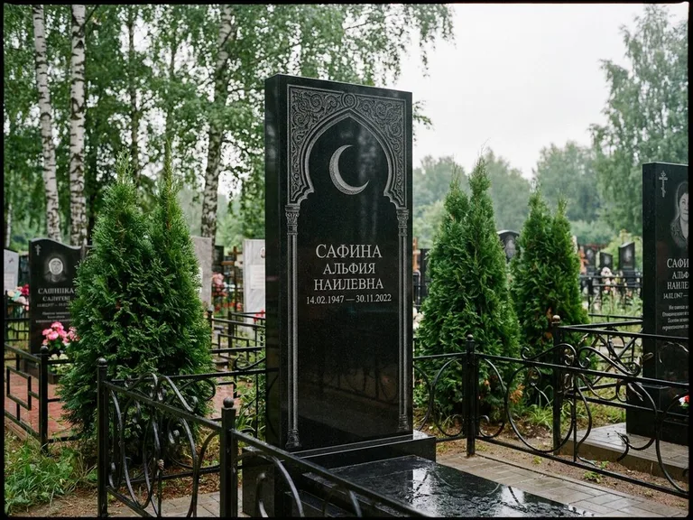 Памятник с гравировкой полумесяца — гравировка полумесяца в восточной арке с орнаментом, работа «Сафина» в Екатеринбурге