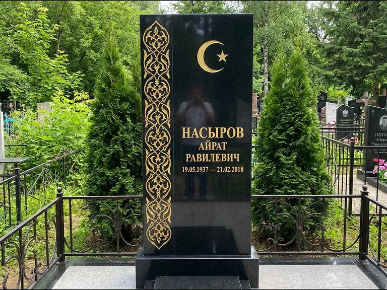 Памятник с гравировкой полумесяца — золочёный полумесяц и колонна растительного орнамента-ислими, работа «Насыров» в Екатеринбурге