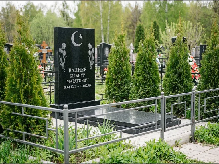 Памятник с гравировкой полумесяца — гравировка полумесяца со звездой и тюльпанами по бокам, работа «Валиев» в Екатеринбурге