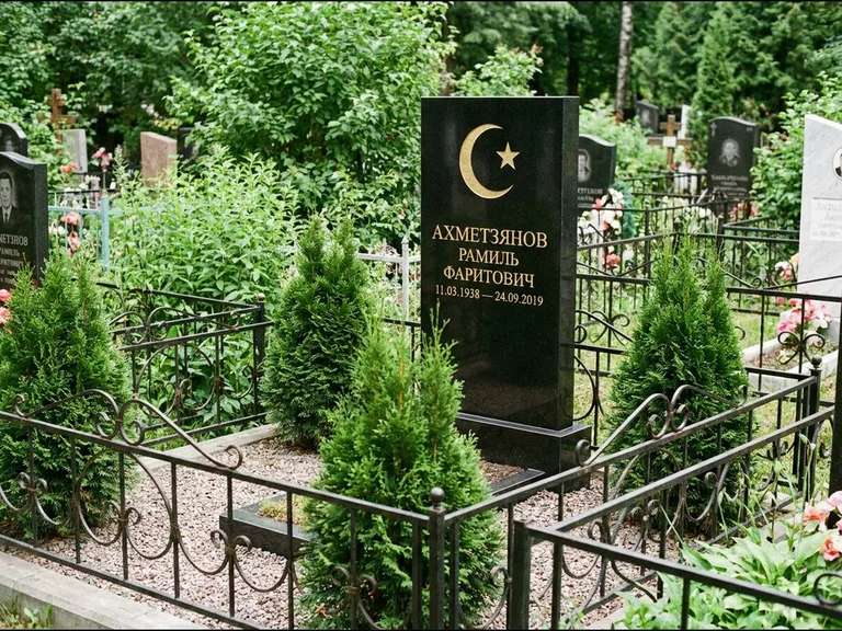 Памятник с гравировкой полумесяца — золочёная гравировка полумесяца со звездой в верхней части с, работа «Ахметзянов» в Екатеринбурге