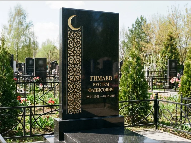 Памятник с гравировкой полумесяца — золочёный полумесяц и колонна растительного орнамента-ислими, работа «Гимаев» в Екатеринбурге