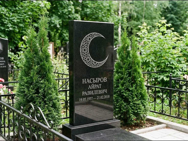 Памятник с гравировкой полумесяца — гравировка полумесяца в геометрическом орнаменте-гирихе, работа «Насыров» в Екатеринбурге