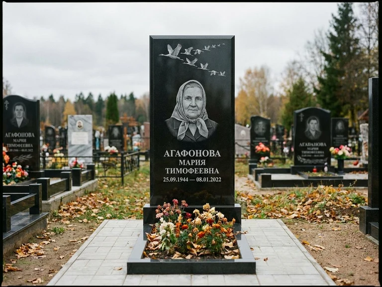Гравировка журавлей на памятник в Екатеринбурге — памятник из чёрного гранита с гравировкой