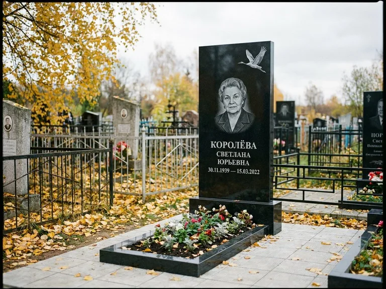 Памятник с гравировкой журавлей — белая гравировка клина журавлей, уходящего в верхний угол ст, работа «Королёва» в Екатеринбурге