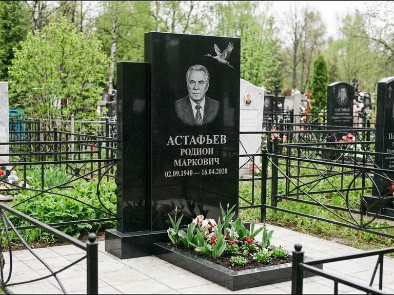 Памятник с гравировкой журавлей — гравировка одиночного летящего журавля над портретом, работа «Астафьев» в Екатеринбурге