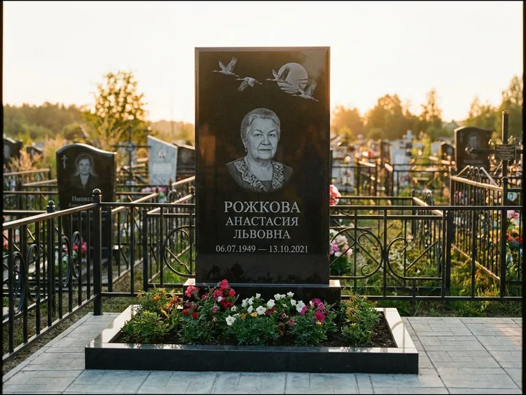 Памятник с гравировкой журавлей — гравировка клина журавлей на фоне солнечного диска, работа «Рожкова» в Екатеринбурге