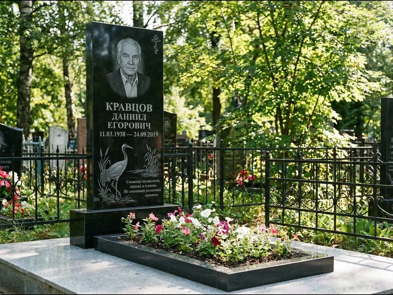 Памятник с гравировкой журавлей — гравировка журавля у камышей рядом с эпитафией, работа «Кравцов» в Екатеринбурге