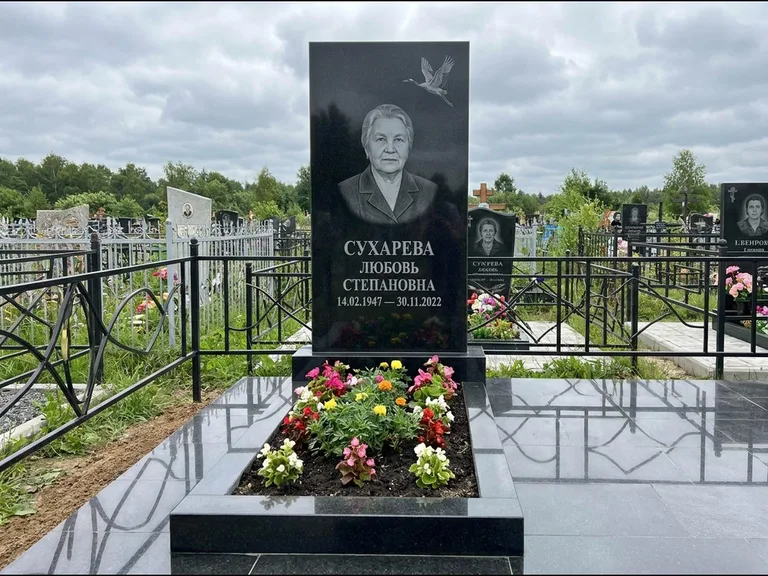 Памятник с гравировкой журавлей — гравировка одиночного летящего журавля над портретом, работа «Сухарева» в Екатеринбурге