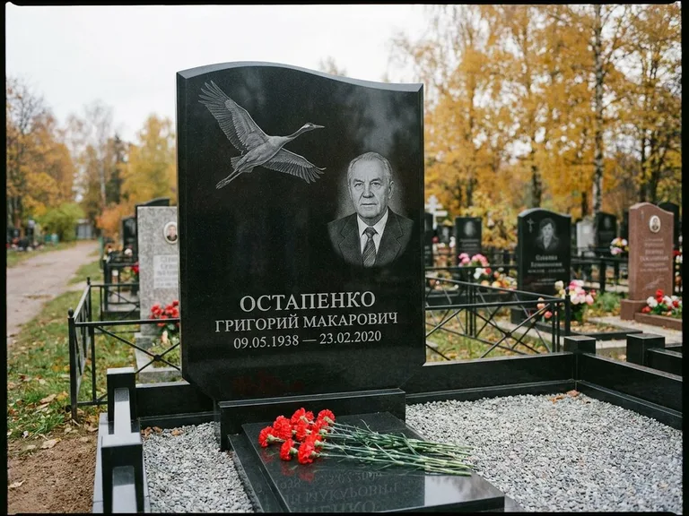 Памятник с гравировкой журавлей — гравировка журавлей, работа «Остапенко» в Екатеринбурге
