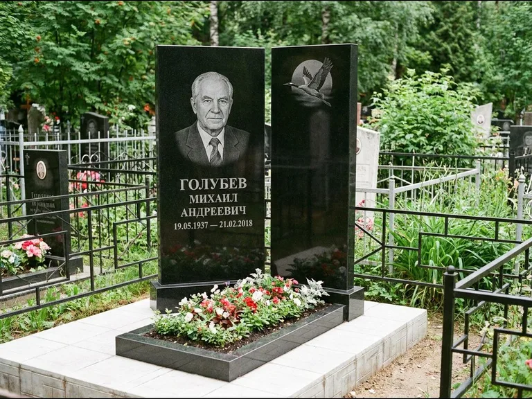 Памятник с гравировкой журавлей — гравировка клина журавлей на фоне солнечного диска, работа «Голубев» в Екатеринбурге