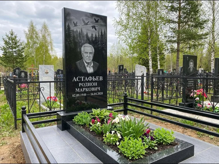 Памятник с гравировкой журавлей — гравировка силуэтов журавлей над еловым лесом, работа «Астафьев» в Екатеринбурге