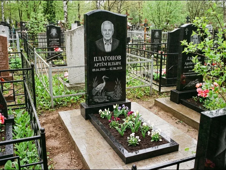 Памятник с гравировкой журавлей — гравировка журавля у камышей рядом с эпитафией, работа «Платонов» в Екатеринбурге