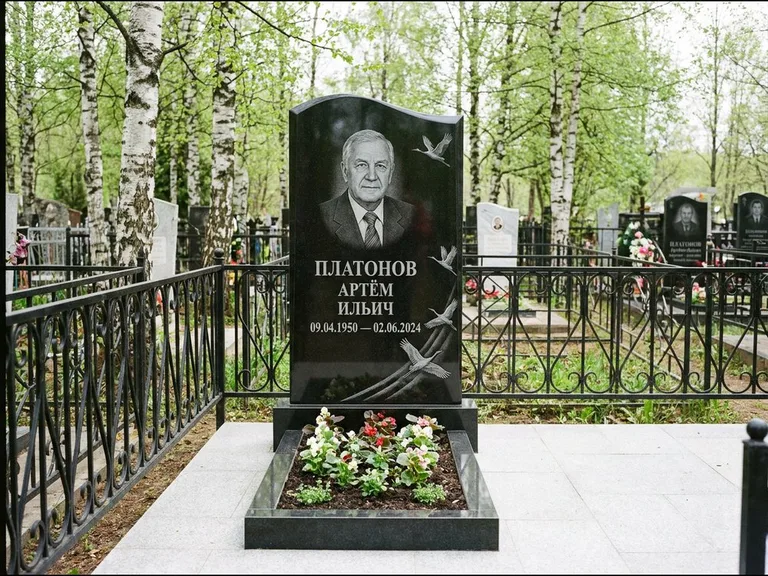Памятник с гравировкой журавлей — гравировка трёх журавлей по диагонали через свободное поле с, работа «Платонов» в Екатеринбурге