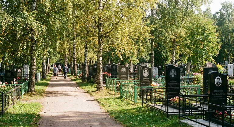 Памятники на Берёзовском кладбище в Воронеже