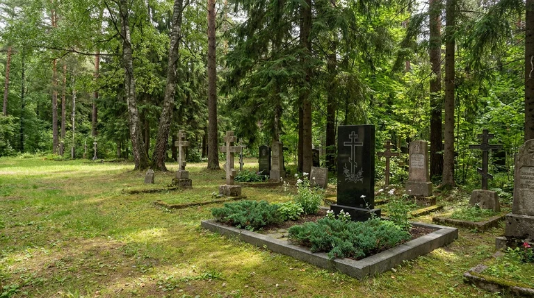 Гранитный памятник на Богородском кладбище в Рязани, изготовленный мастерской «Мастер Каменев»