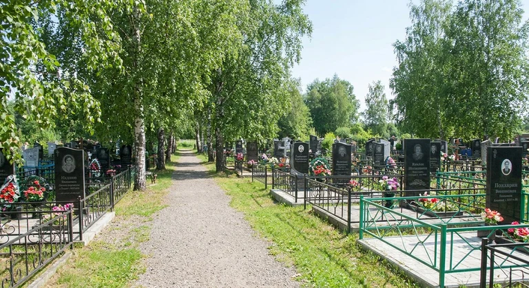 Памятники на Большеохтинском кладбище в Санкт-Петербурге