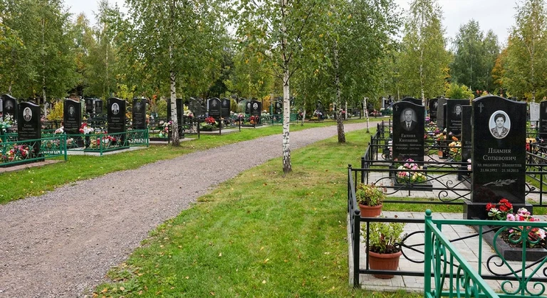 Памятники на Боровецком кладбище в Набережных Челнах